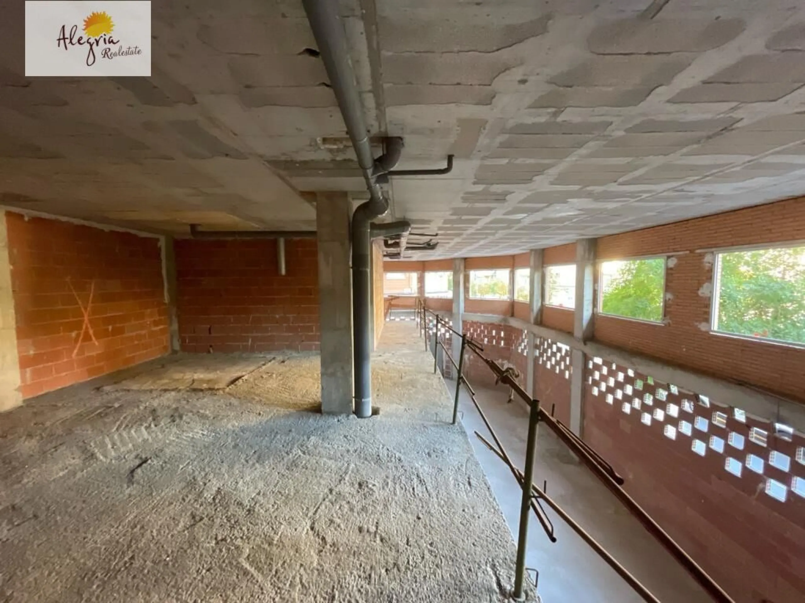 COMMERCIAL PREMISES OF 200M2 IN CAROLINAS ALTAS AREA IN ALICANTE FOR SALE