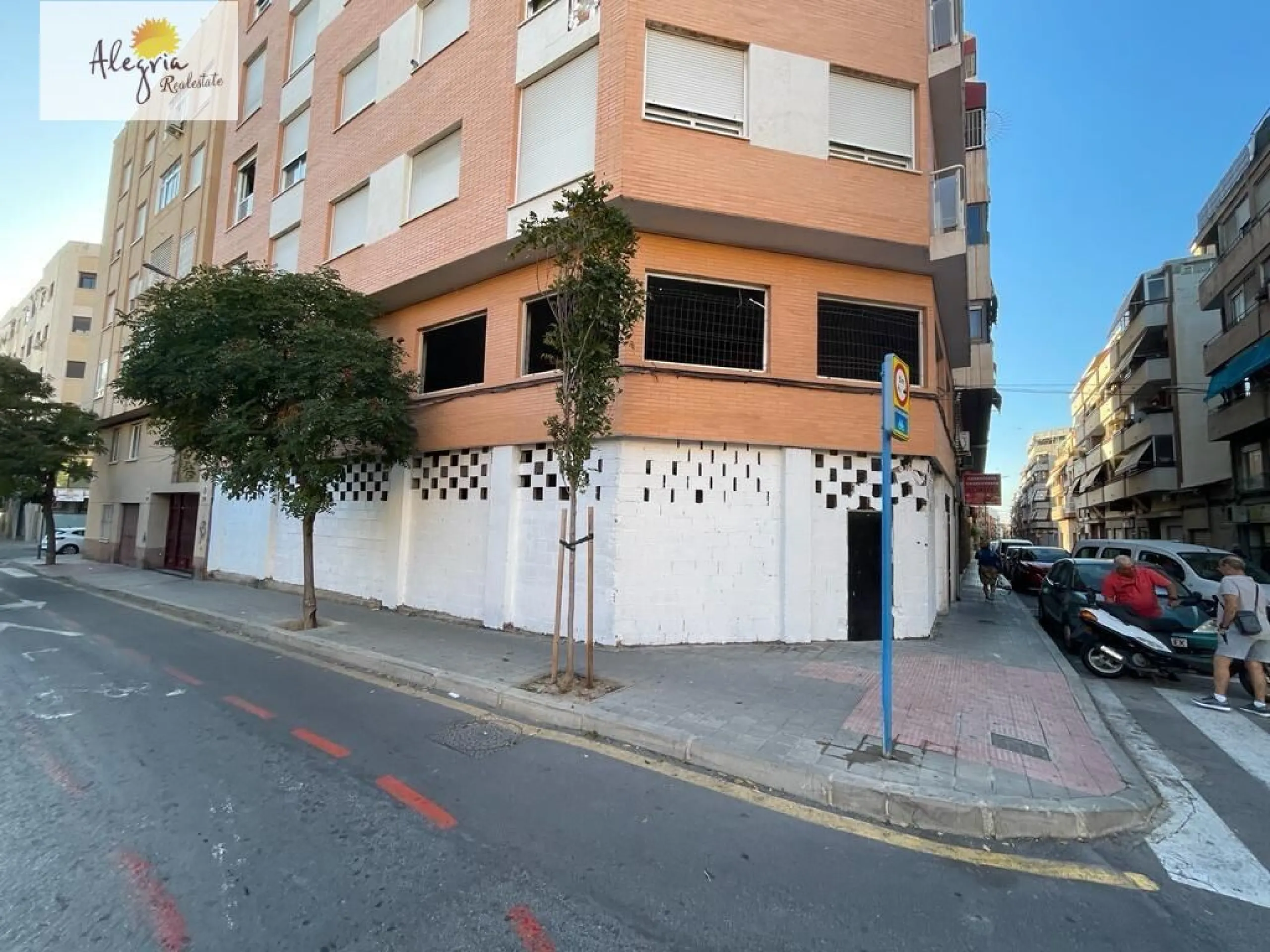 COMMERCIAL PREMISES OF 200M2 IN CAROLINAS ALTAS AREA IN ALICANTE FOR SALE
