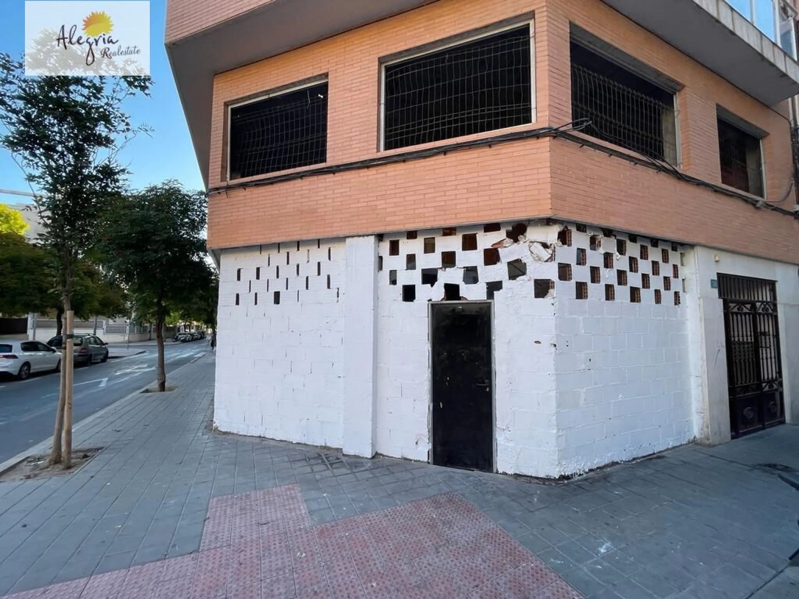 COMMERCIAL PREMISES OF 200M2 IN CAROLINAS ALTAS AREA IN ALICANTE FOR SALE