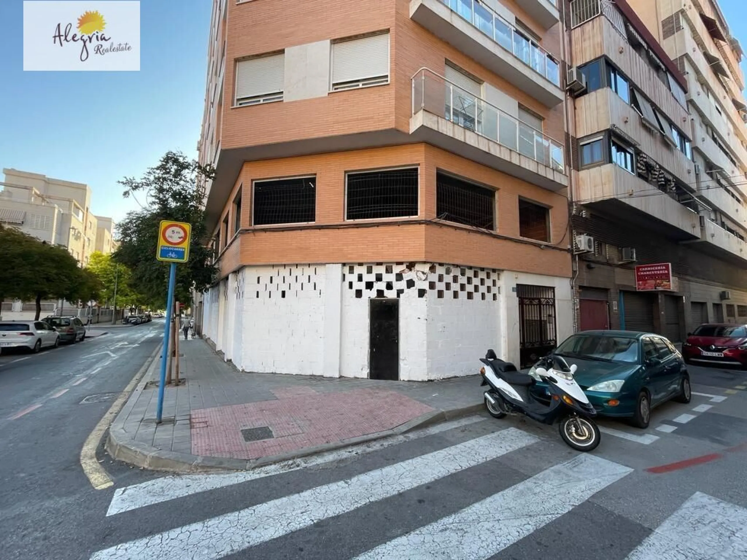 COMMERCIAL PREMISES OF 200M2 IN CAROLINAS ALTAS AREA IN ALICANTE FOR SALE