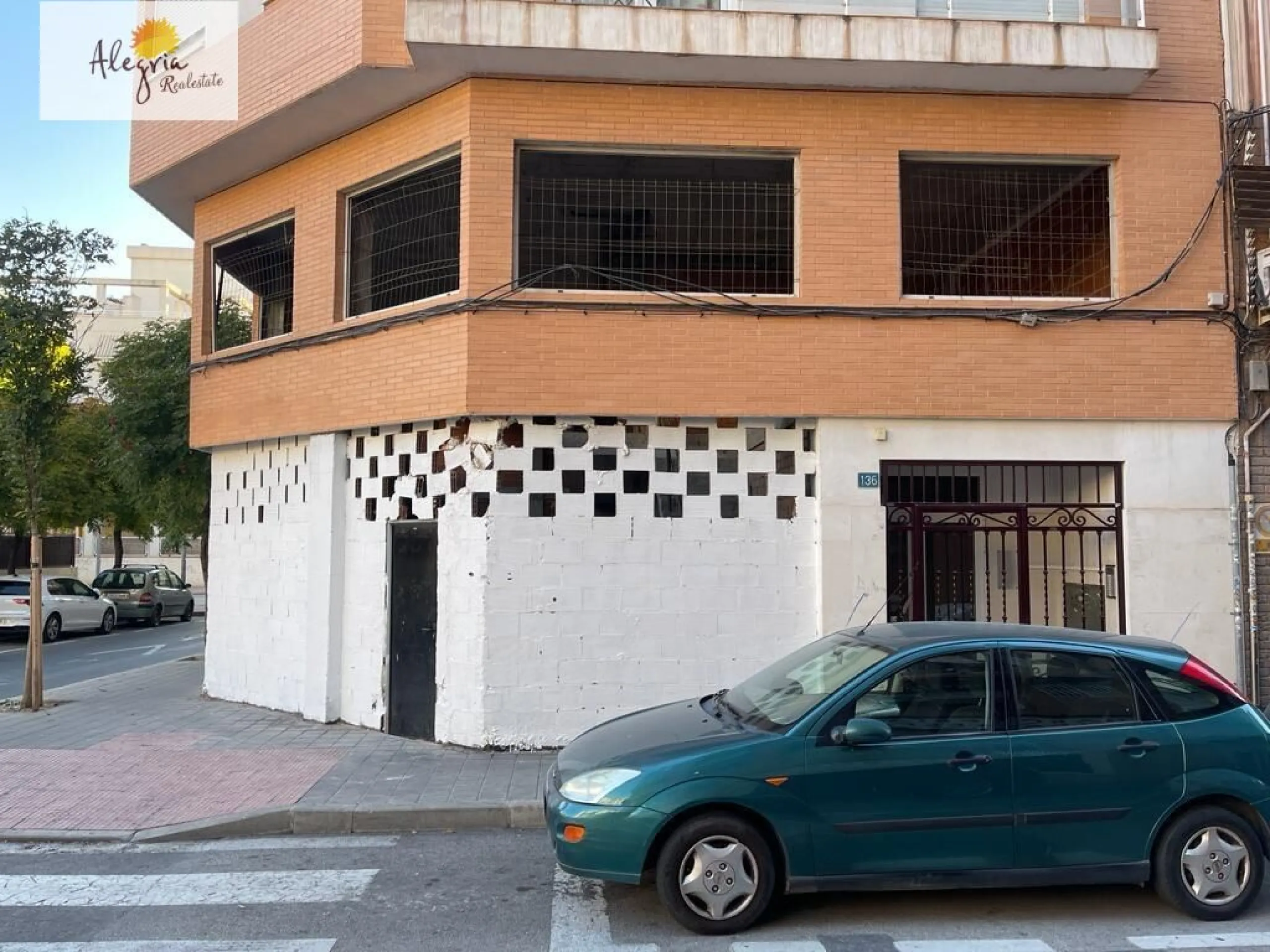 COMMERCIAL PREMISES OF 200M2 IN CAROLINAS ALTAS AREA IN ALICANTE FOR SALE