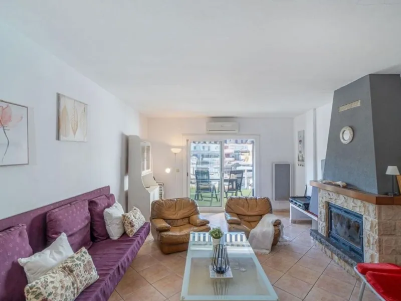 Exclusive Fisherman’s House with Private Mooring and 4 Bedrooms in Empuriabrava