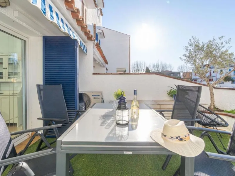 Exclusive Fisherman’s House with Private Mooring and 4 Bedrooms in Empuriabrava