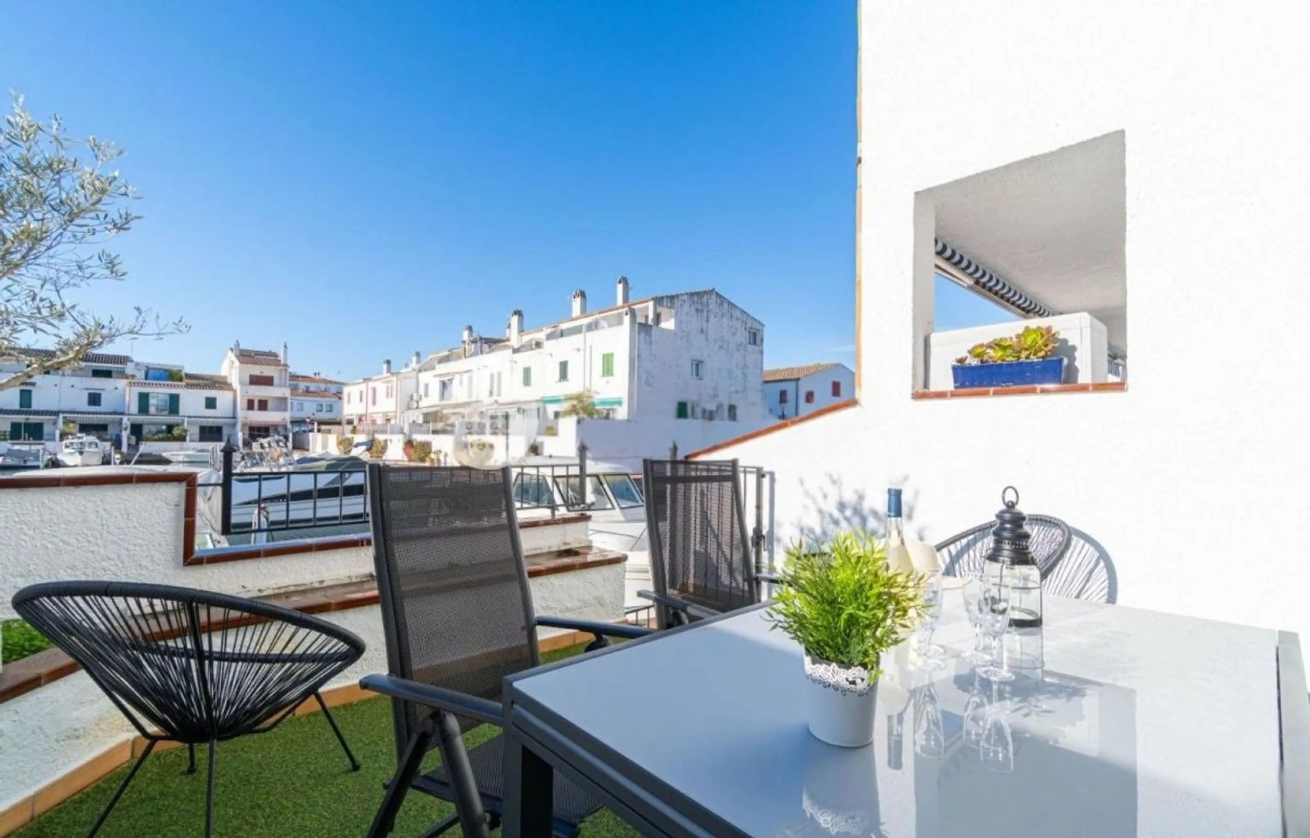 Exclusive Fisherman’s House with Private Mooring and 4 Bedrooms in Empuriabrava