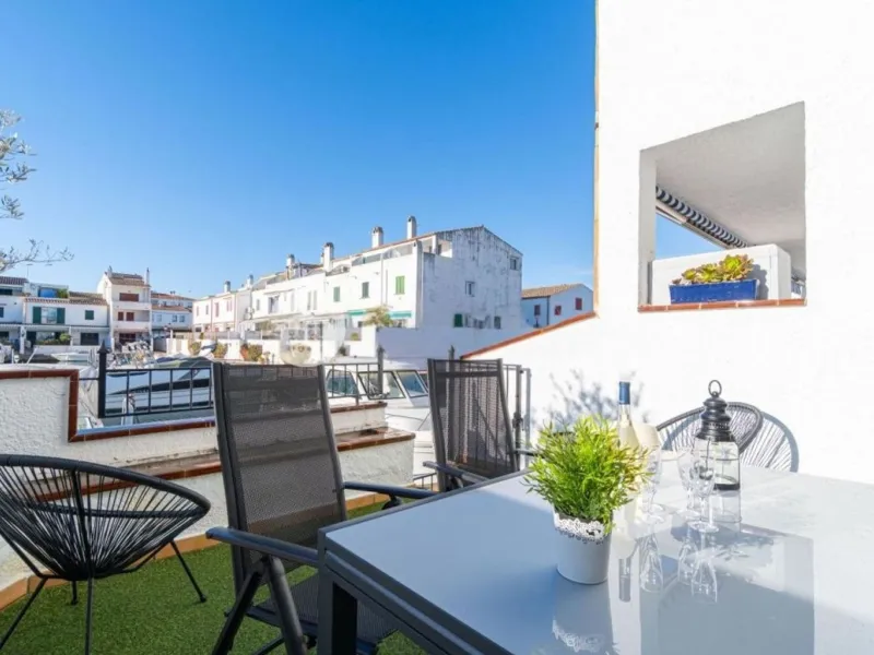Exclusive Fisherman’s House with Private Mooring and 4 Bedrooms in Empuriabrava