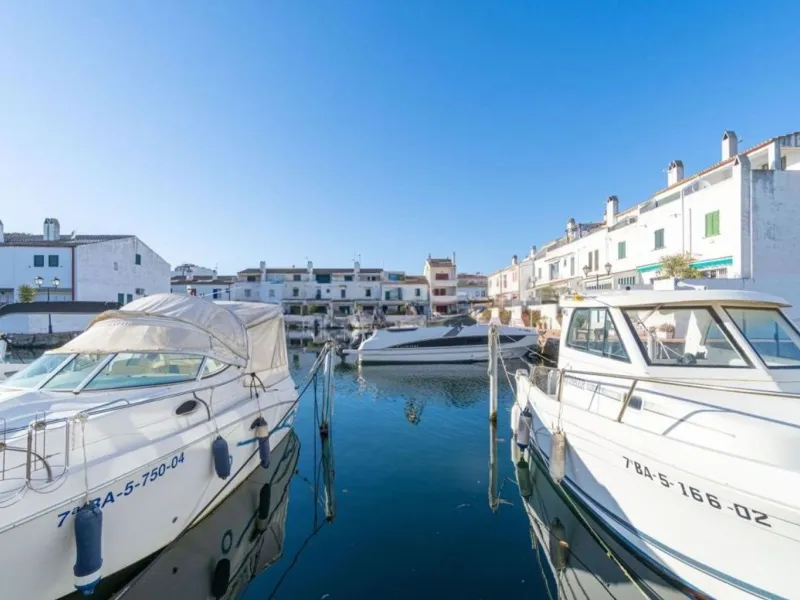 Exclusive Fisherman’s House with Private Mooring and 4 Bedrooms in Empuriabrava