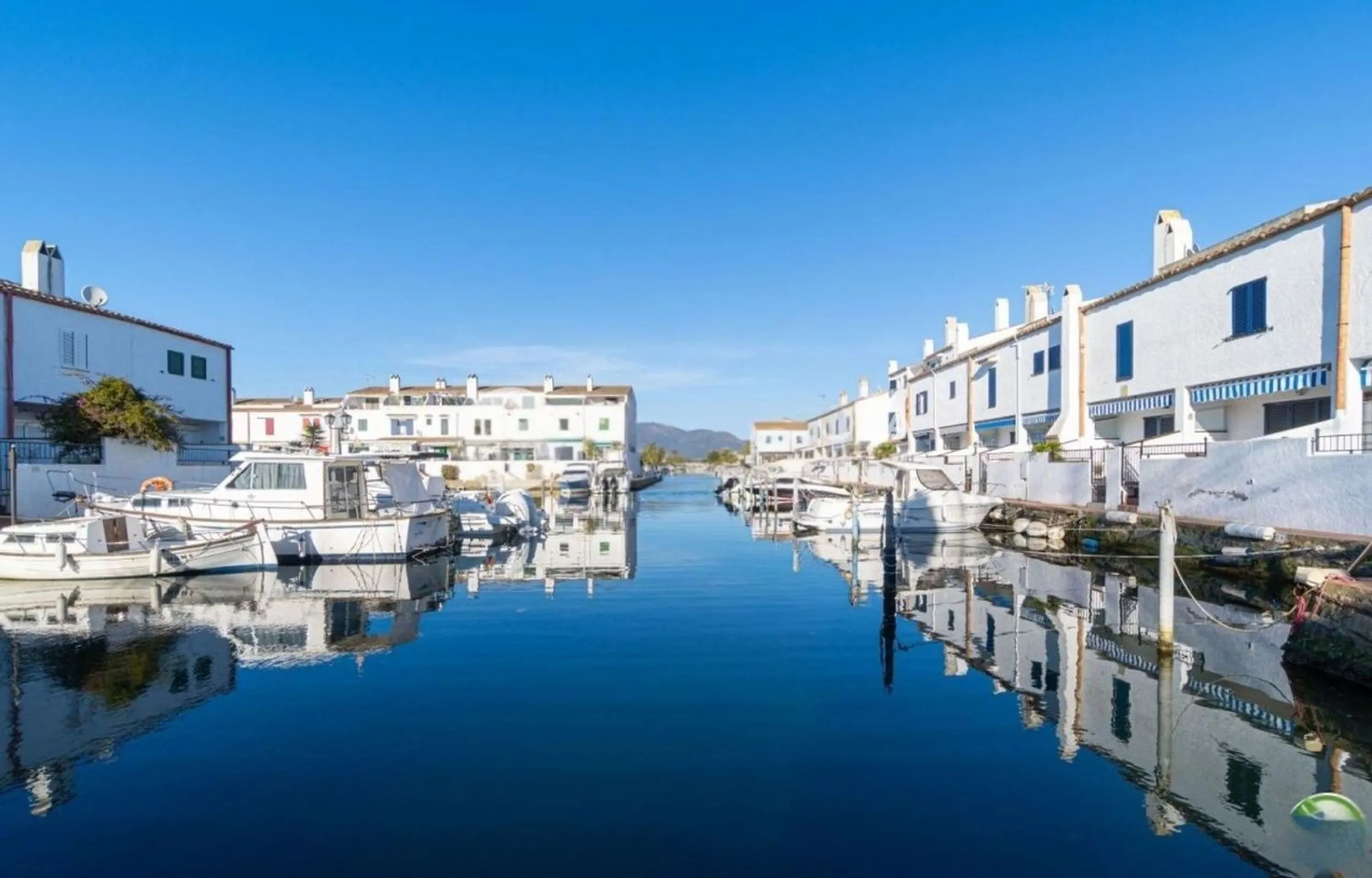Exclusive Fisherman’s House with Private Mooring and 4 Bedrooms in Empuriabrava