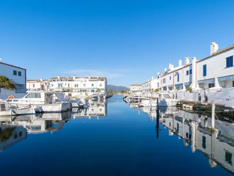 Exclusive Fisherman’s House with Private Mooring and 4 Bedrooms in Empuriabrava