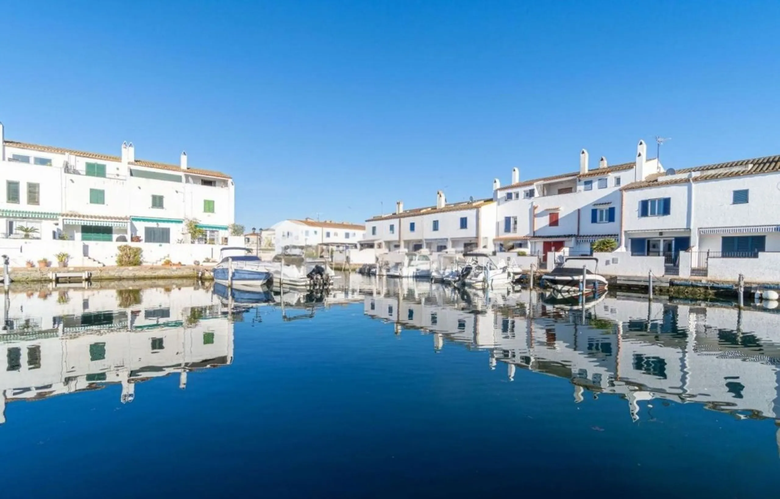 Exclusive Fisherman’s House with Private Mooring and 4 Bedrooms in Empuriabrava