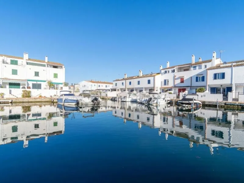 Exclusive Fisherman’s House with Private Mooring and 4 Bedrooms in Empuriabrava