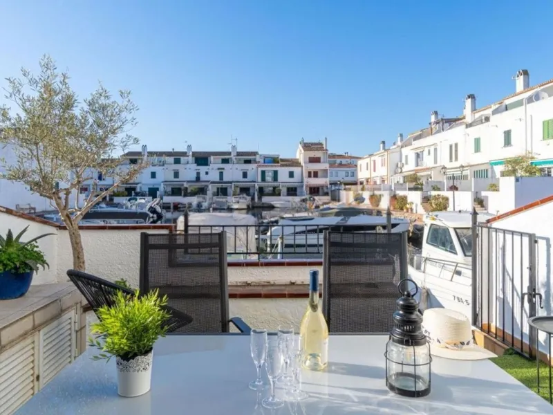 Exclusive Fisherman’s House with Private Mooring and 4 Bedrooms in Empuriabrava
