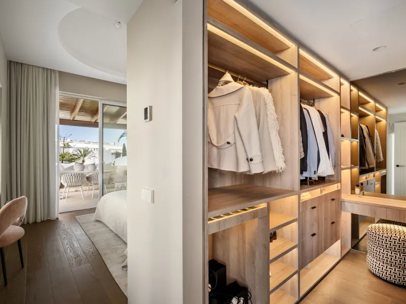 Einzigartiges, nach Süden ausgerichtetes Penthouse in erster Strandlinie – Alhambra del Mar