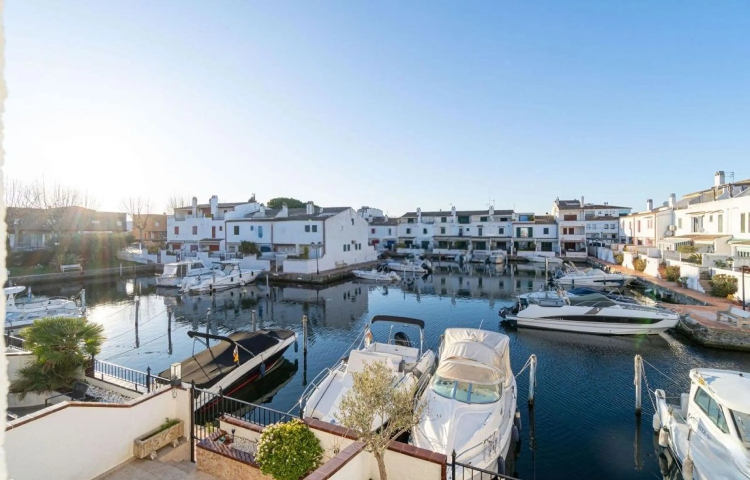 Exclusive Fisherman’s House with Private Mooring and 4 Bedrooms in Empuriabrava