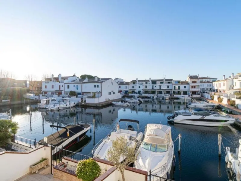 Exclusive Fisherman’s House with Private Mooring and 4 Bedrooms in Empuriabrava