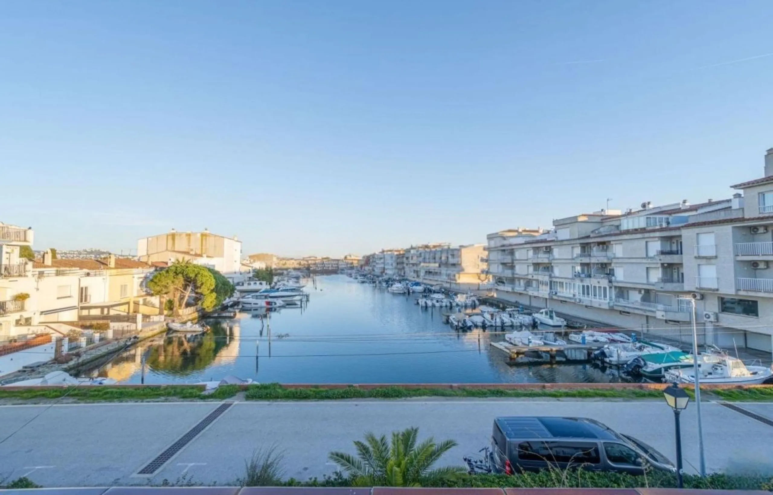 Exclusive Fisherman’s House with Private Mooring and 4 Bedrooms in Empuriabrava
