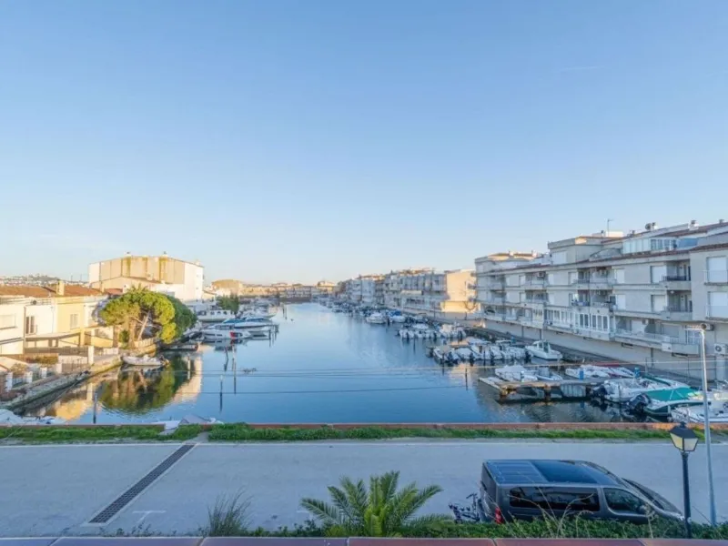 Exclusive Fisherman’s House with Private Mooring and 4 Bedrooms in Empuriabrava