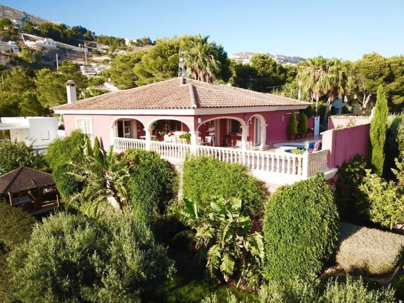 Mediterranean villa a few minutes drive from the beach