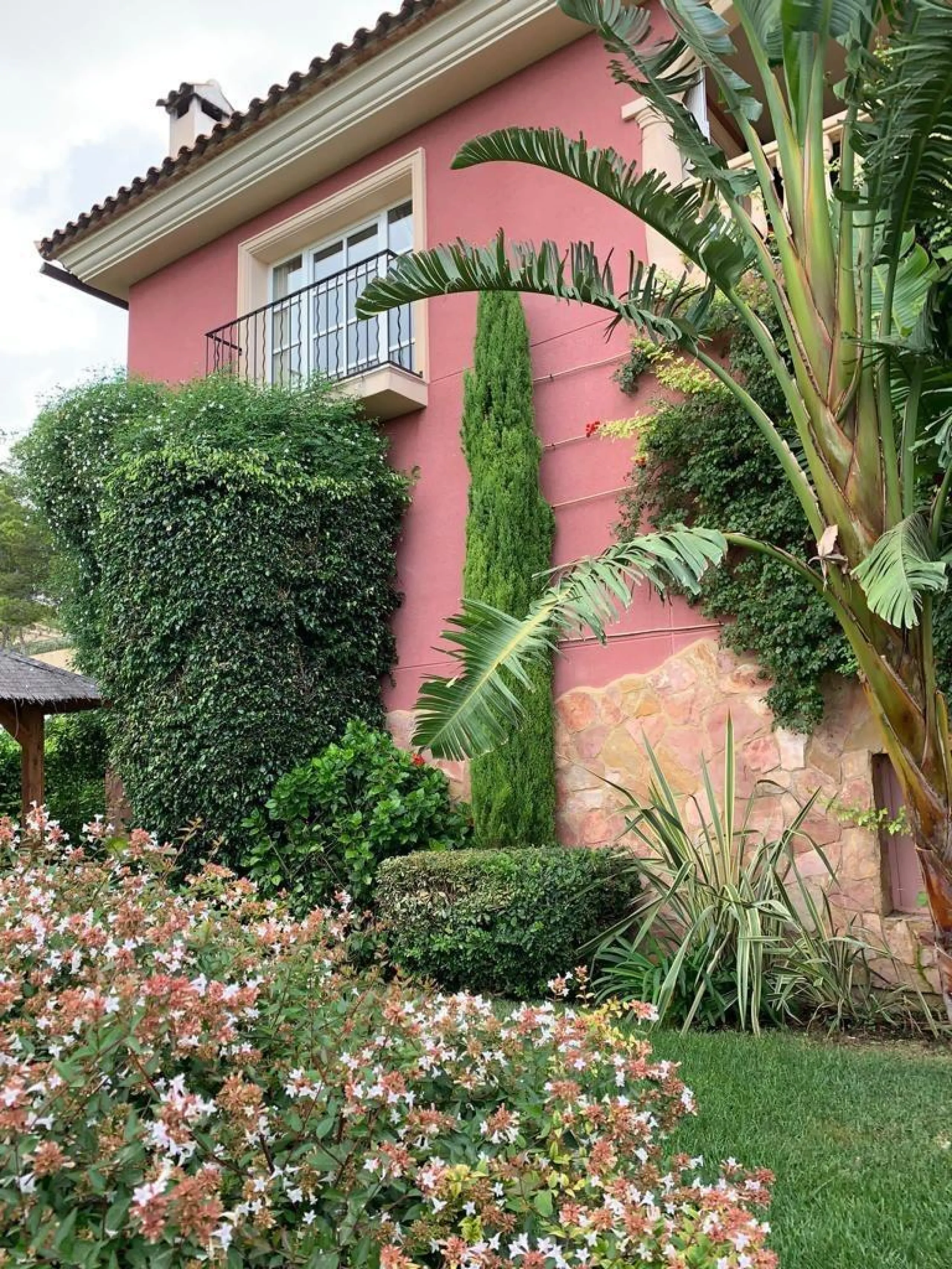 Mediterranean villa a few minutes drive from the beach