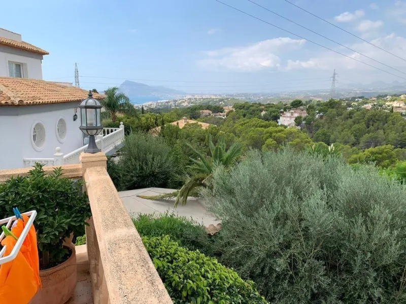 Mediterranean villa a few minutes drive from the beach