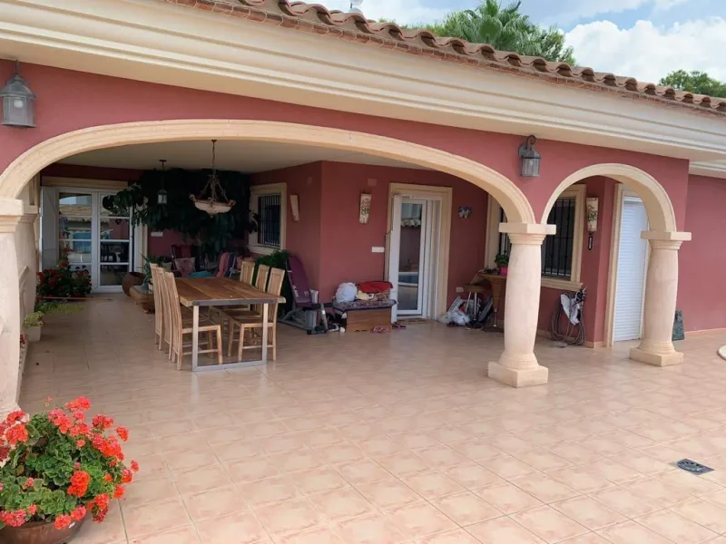 Mediterranean villa a few minutes drive from the beach