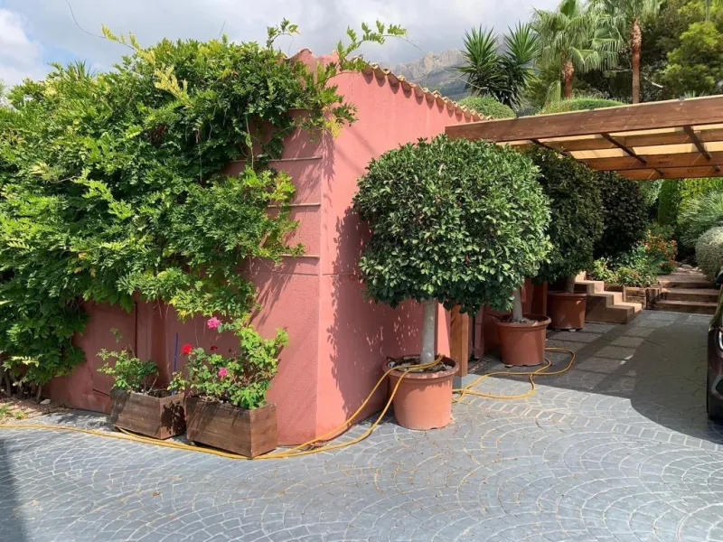 Mediterranean villa a few minutes drive from the beach