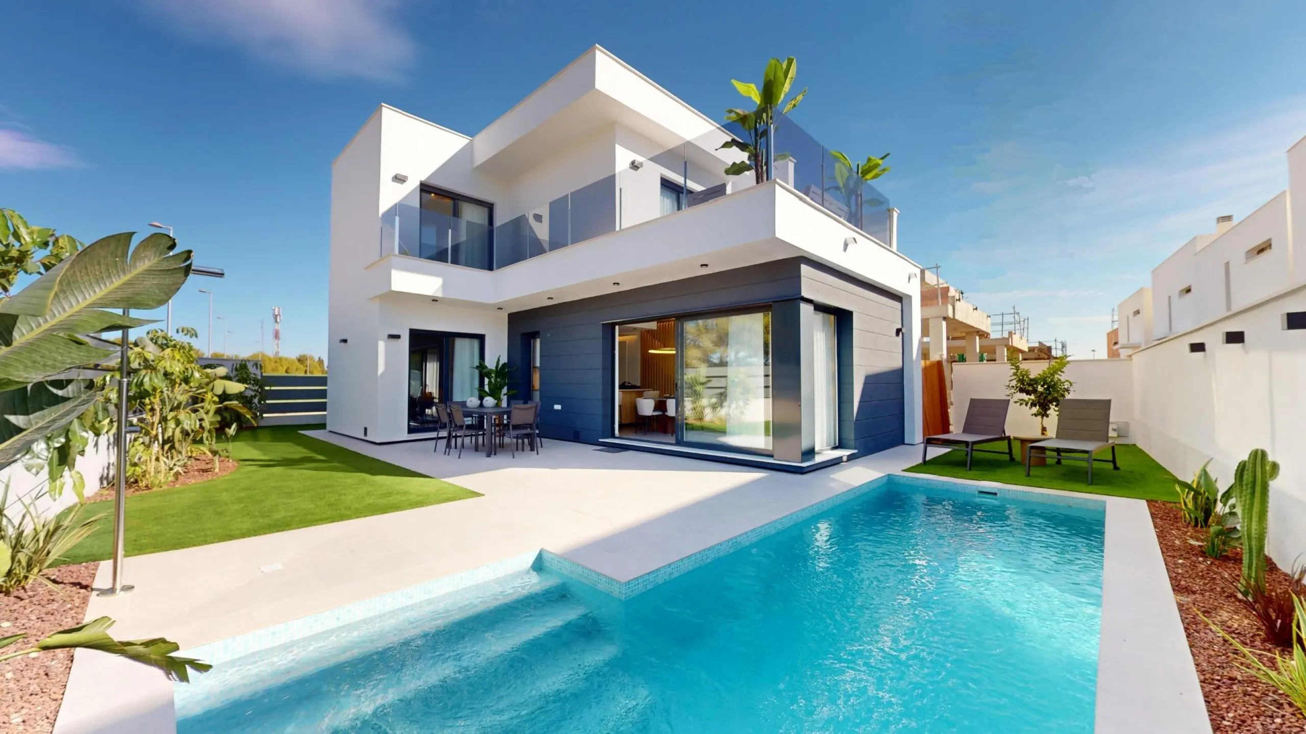 Detached modern villas placed in Roda Golf, Murcia