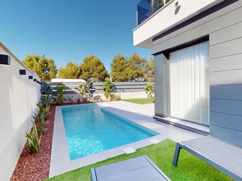 Detached modern villas placed in Roda Golf, Murcia
