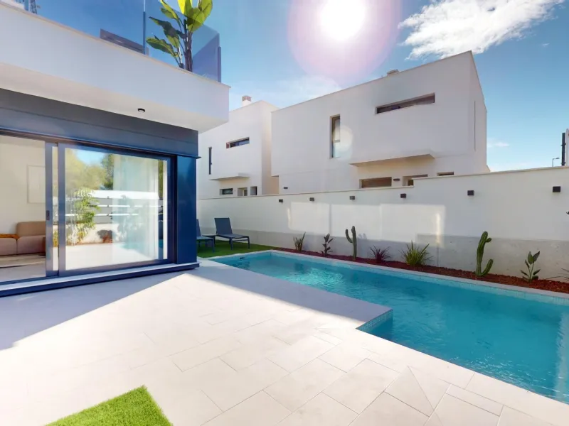 Detached modern villas placed in Roda Golf, Murcia