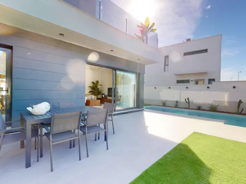 Detached modern villas placed in Roda Golf, Murcia