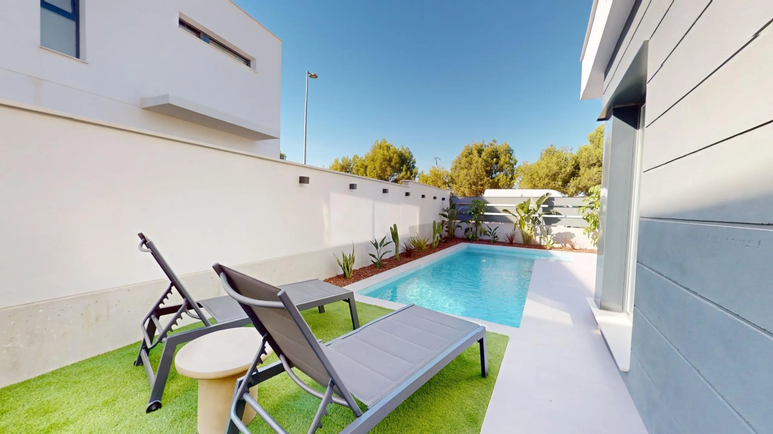 Detached modern villas placed in Roda Golf, Murcia