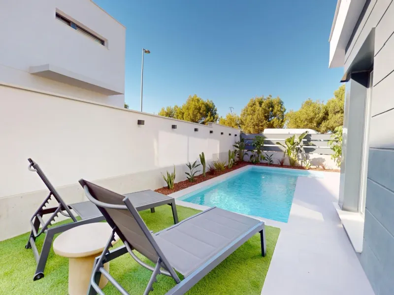 Detached modern villas placed in Roda Golf, Murcia
