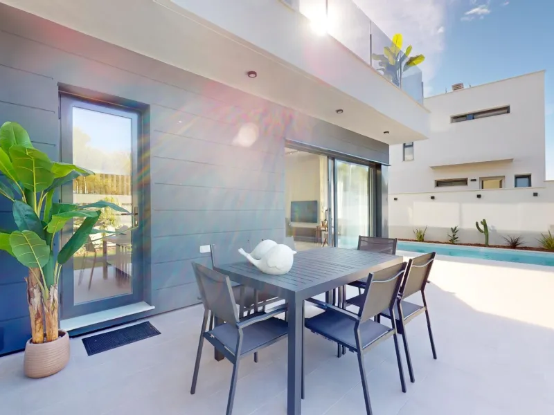 Detached modern villas placed in Roda Golf, Murcia