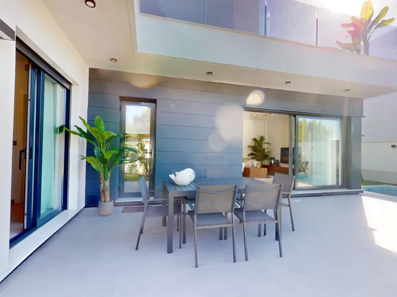Detached modern villas placed in Roda Golf, Murcia