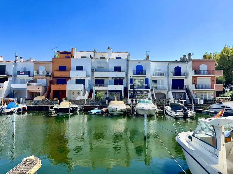 Waterfront Home with Private Mooring in Port Empúries – Exclusive Nautical Lifestyle Steps from the Beach