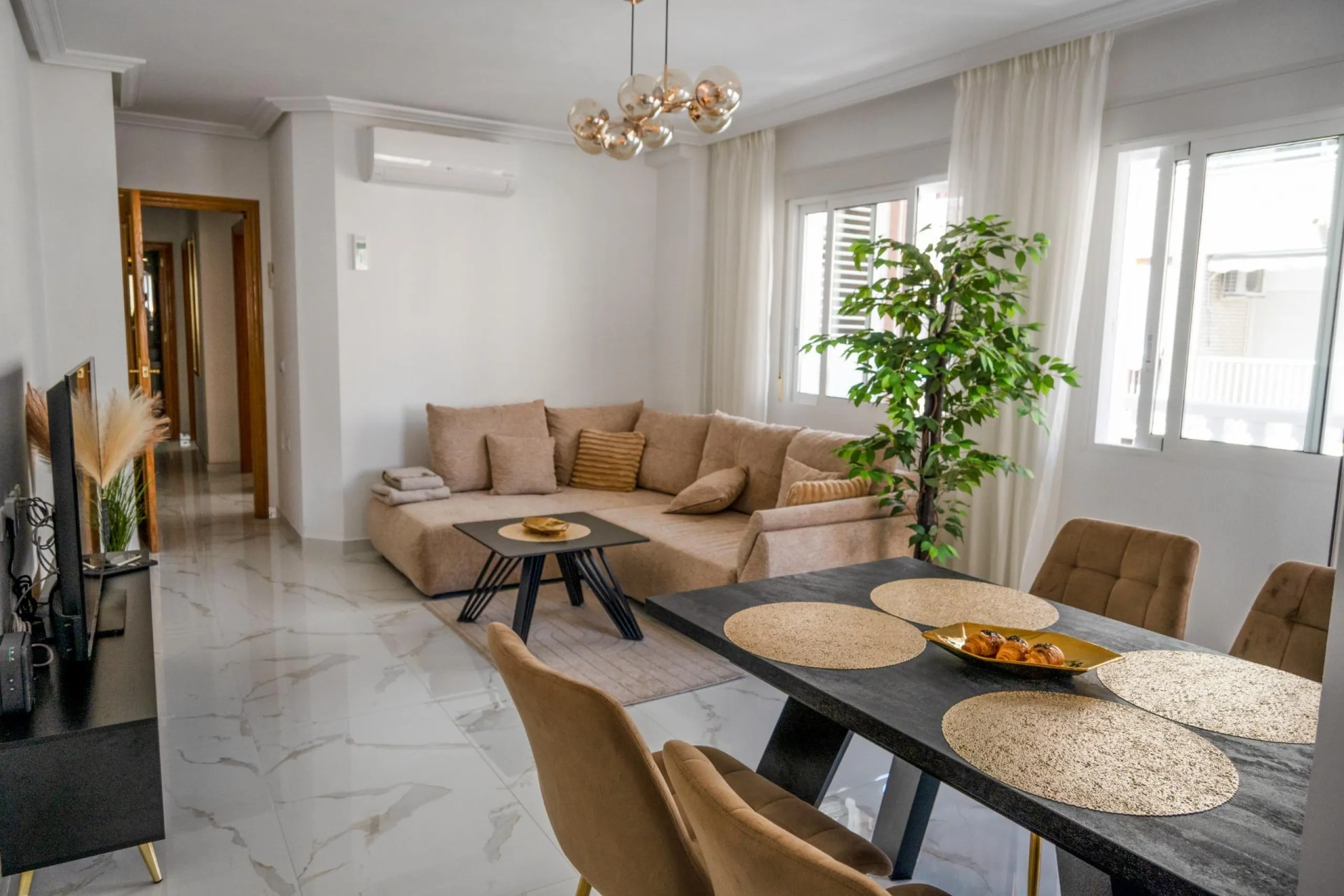 Amplio apartamento recién reformado en uno de los barrios más demandados de Torrevieja — Playa del Cura, a solo 100 metros de la playa.