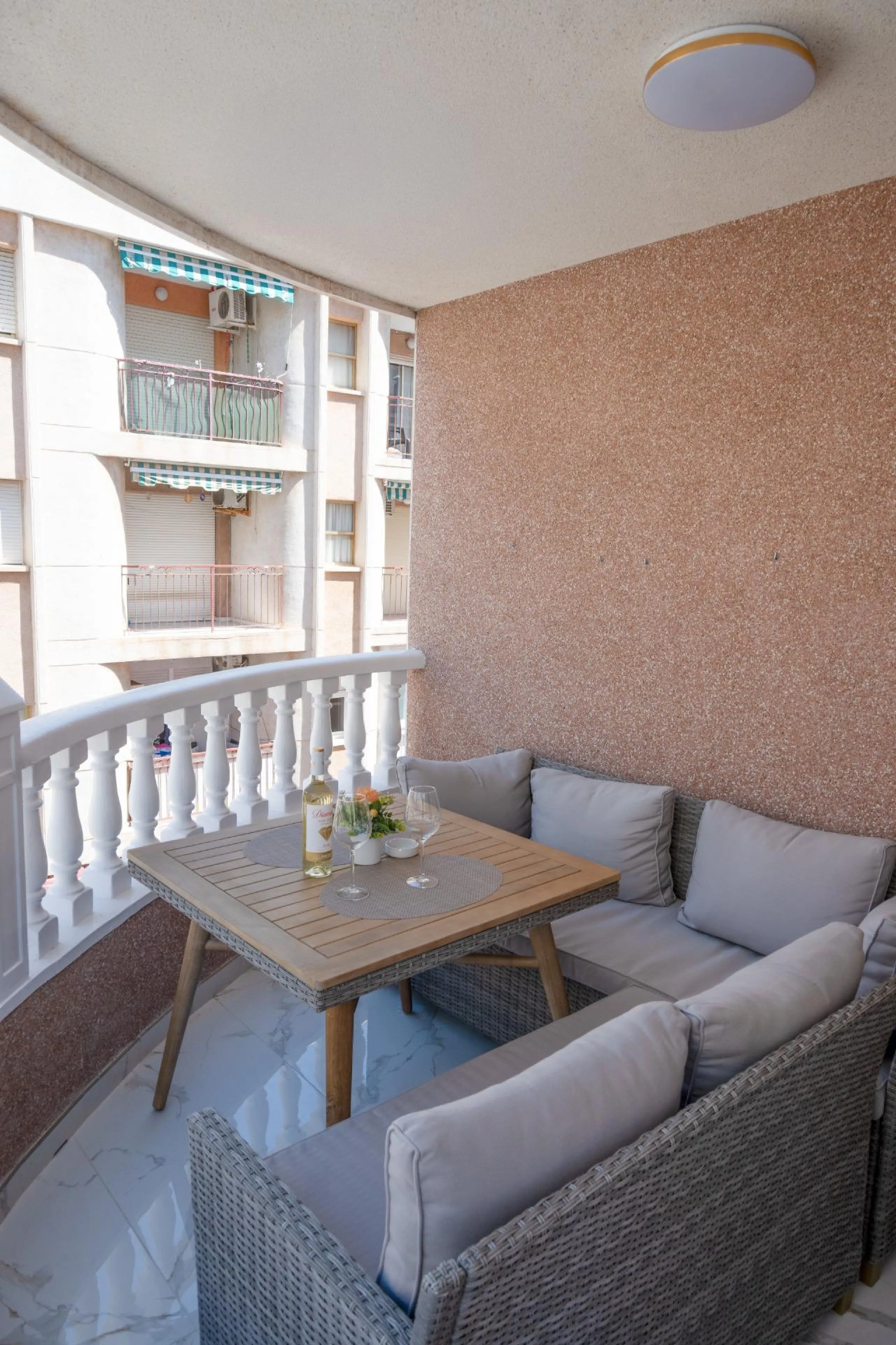 Amplio apartamento recién reformado en uno de los barrios más demandados de Torrevieja — Playa del Cura, a solo 100 metros de la playa.