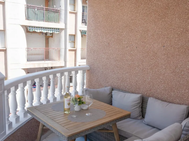 Amplio apartamento recién reformado en uno de los barrios más demandados de Torrevieja — Playa del Cura, a solo 100 metros de la playa.