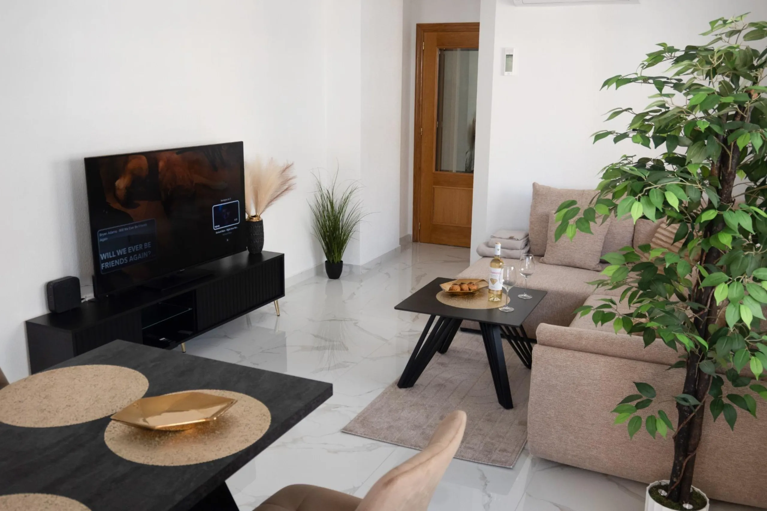 Amplio apartamento recién reformado en uno de los barrios más demandados de Torrevieja — Playa del Cura, a solo 100 metros de la playa.