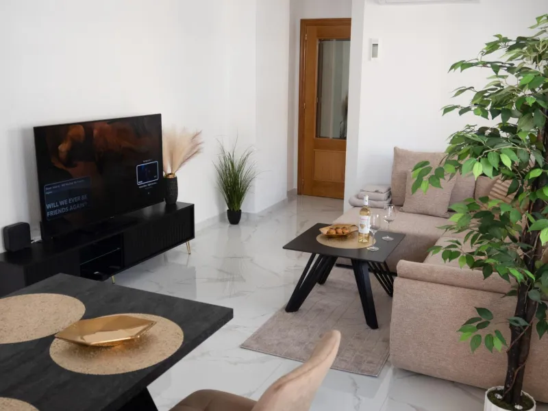 Amplio apartamento recién reformado en uno de los barrios más demandados de Torrevieja — Playa del Cura, a solo 100 metros de la playa.