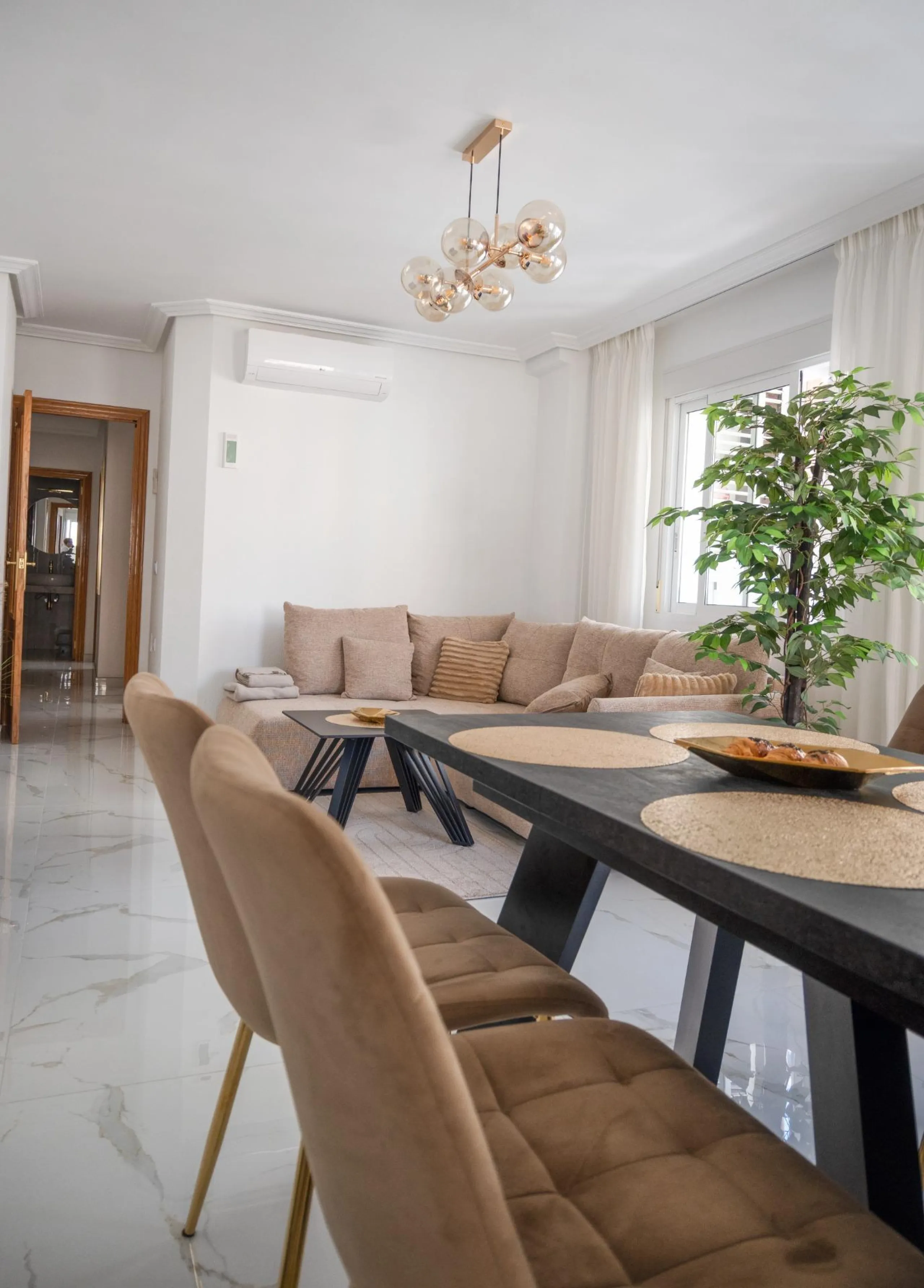 Amplio apartamento recién reformado en uno de los barrios más demandados de Torrevieja — Playa del Cura, a solo 100 metros de la playa.