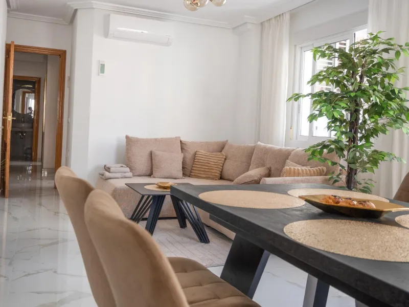 Amplio apartamento recién reformado en uno de los barrios más demandados de Torrevieja — Playa del Cura, a solo 100 metros de la playa.