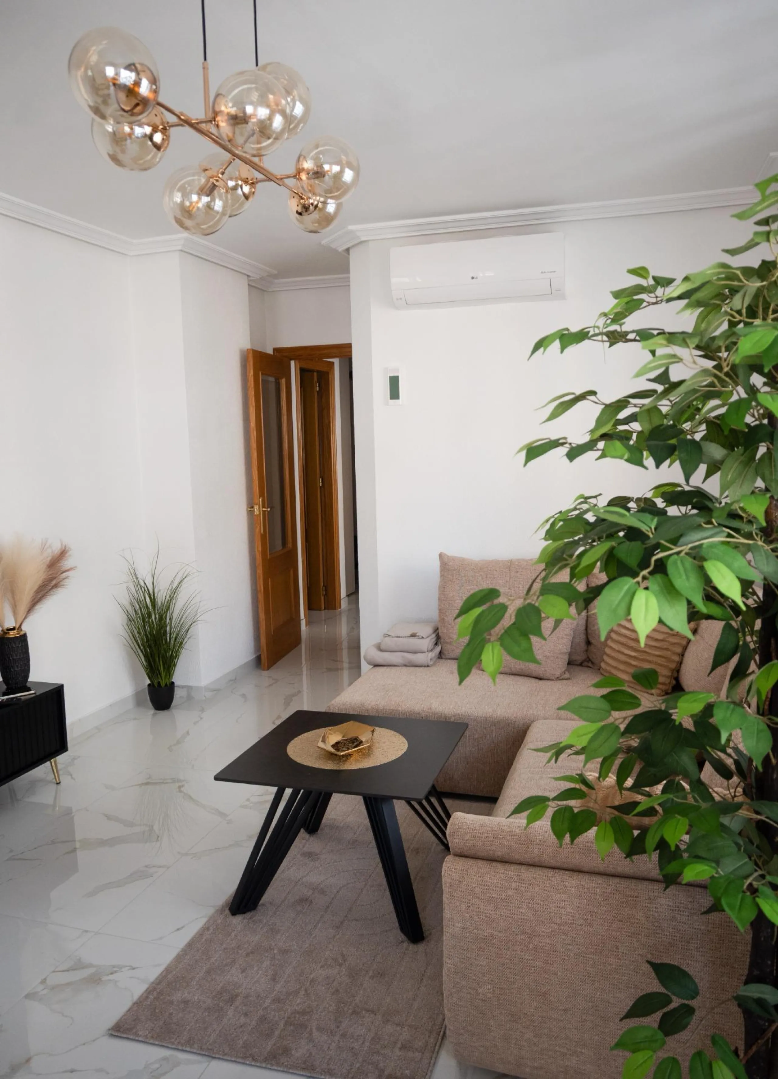 Amplio apartamento recién reformado en uno de los barrios más demandados de Torrevieja — Playa del Cura, a solo 100 metros de la playa.