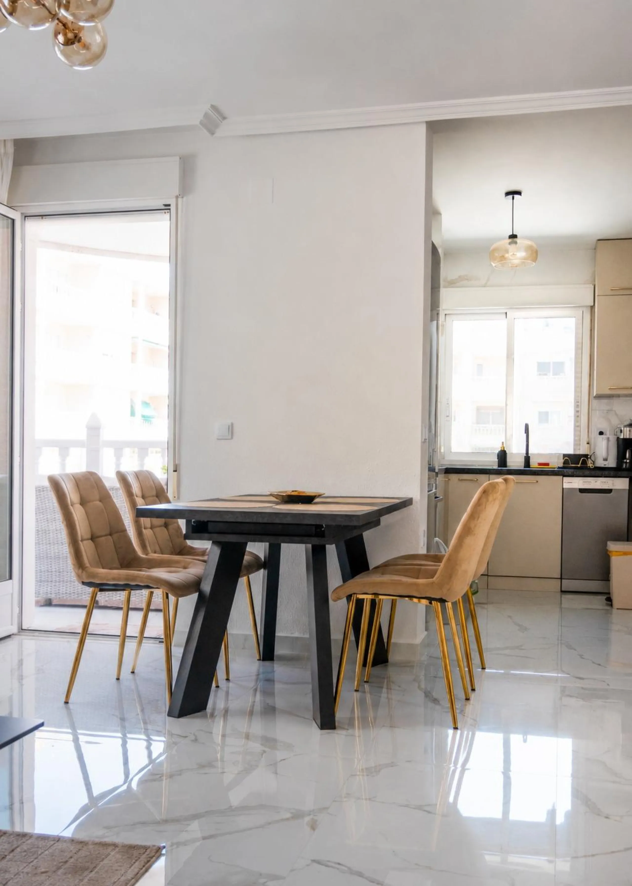 Amplio apartamento recién reformado en uno de los barrios más demandados de Torrevieja — Playa del Cura, a solo 100 metros de la playa.