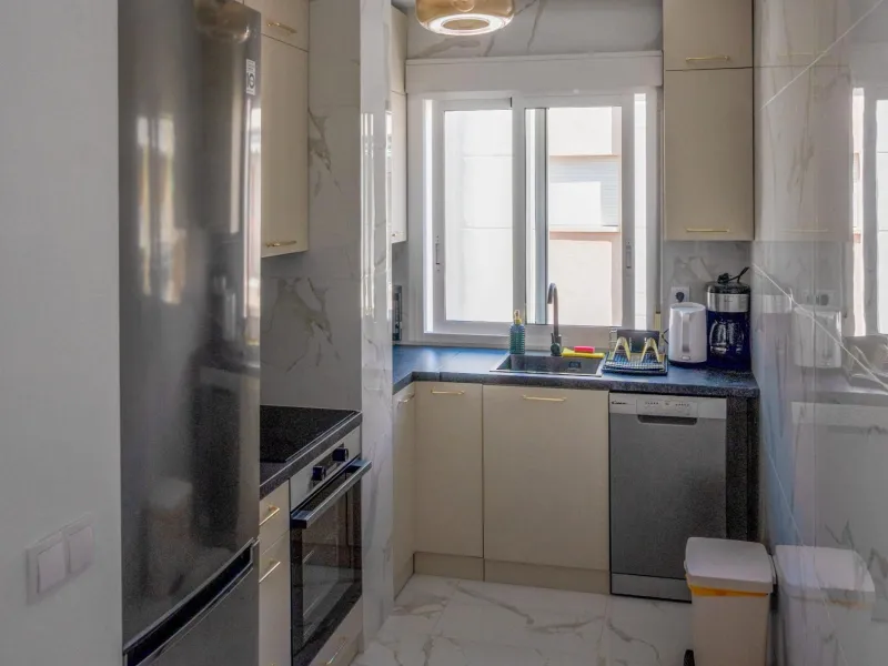 Amplio apartamento recién reformado en uno de los barrios más demandados de Torrevieja — Playa del Cura, a solo 100 metros de la playa.