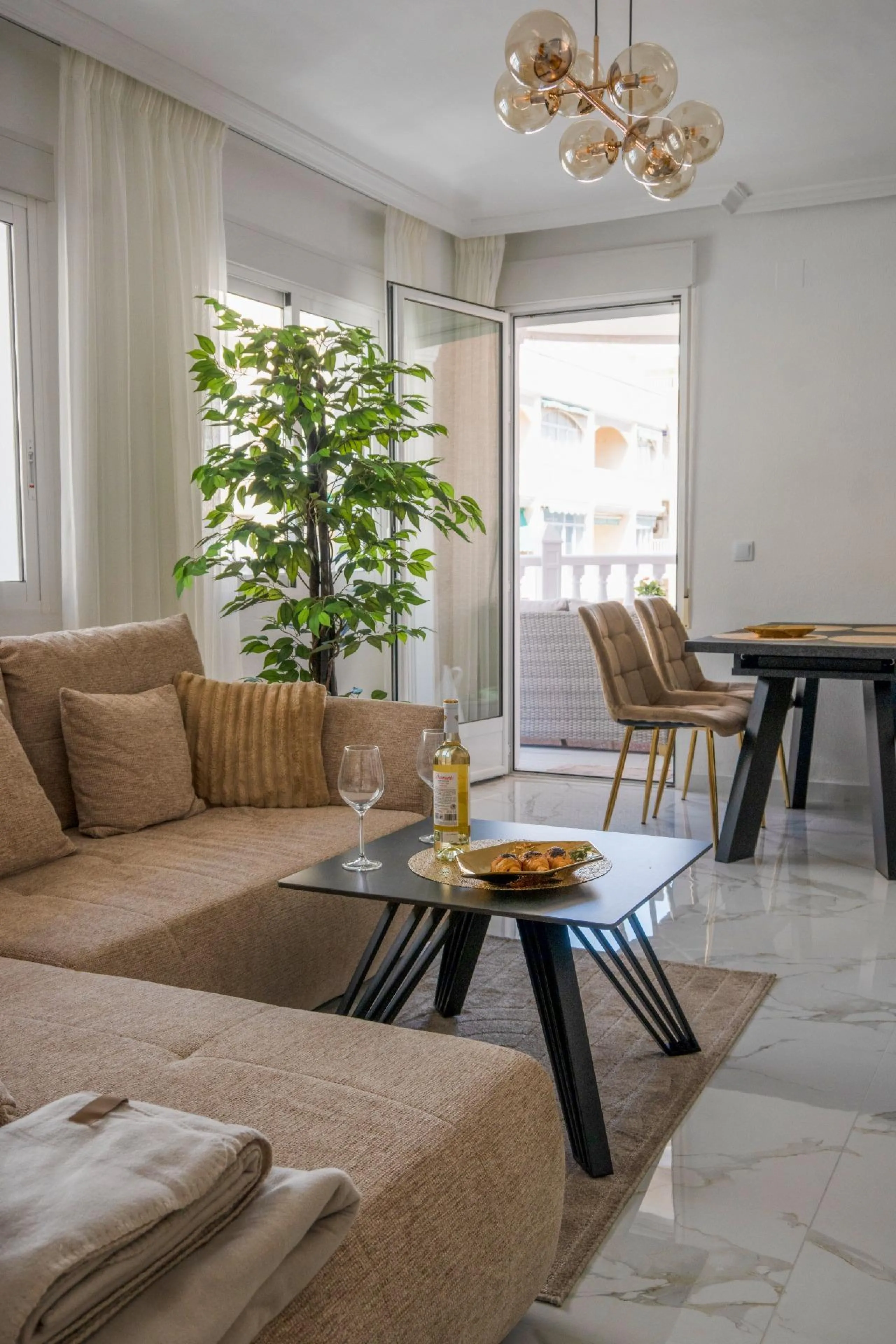 Amplio apartamento recién reformado en uno de los barrios más demandados de Torrevieja — Playa del Cura, a solo 100 metros de la playa.