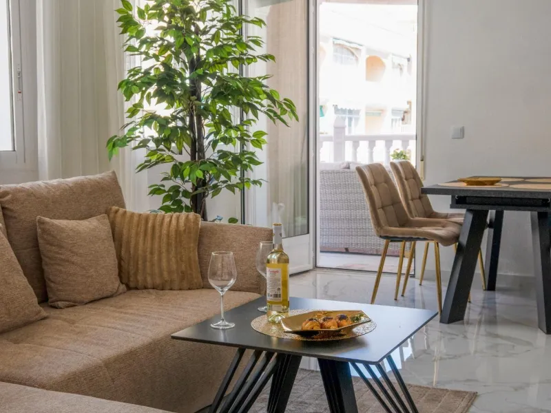 Amplio apartamento recién reformado en uno de los barrios más demandados de Torrevieja — Playa del Cura, a solo 100 metros de la playa.