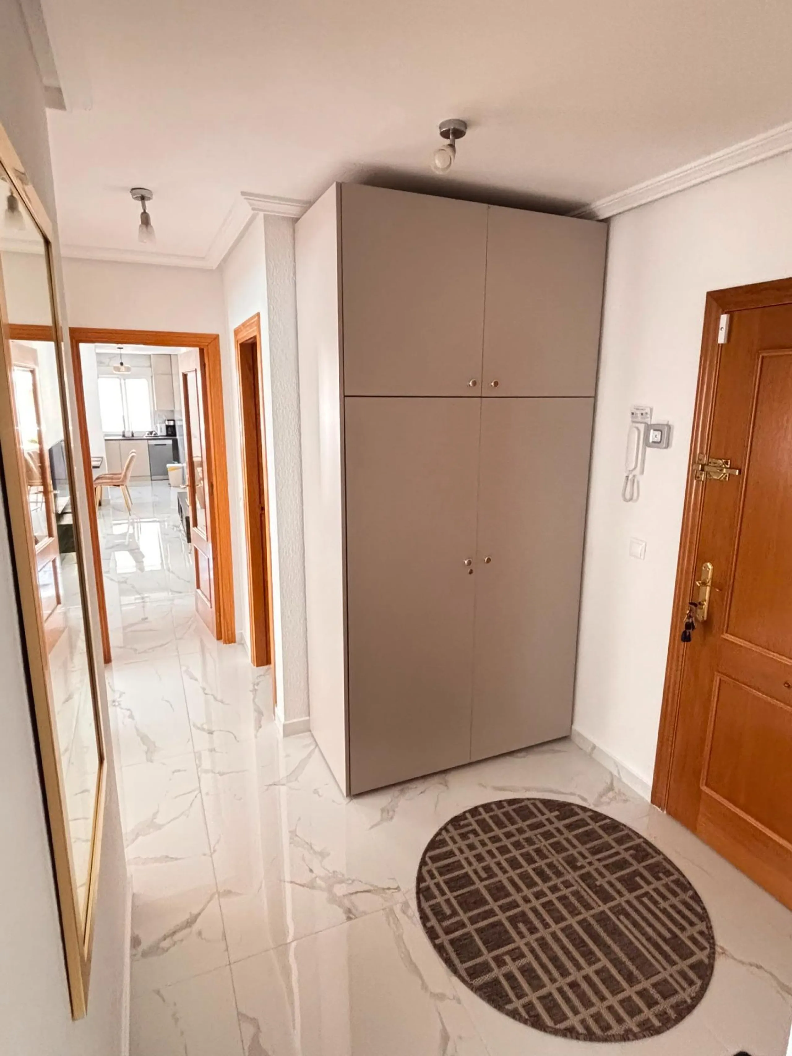 Amplio apartamento recién reformado en uno de los barrios más demandados de Torrevieja — Playa del Cura, a solo 100 metros de la playa.