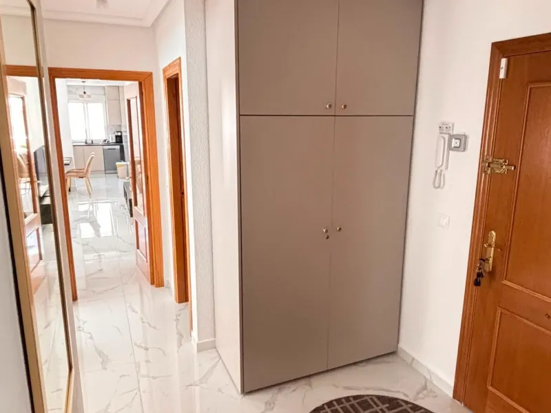 Amplio apartamento recién reformado en uno de los barrios más demandados de Torrevieja — Playa del Cura, a solo 100 metros de la playa.