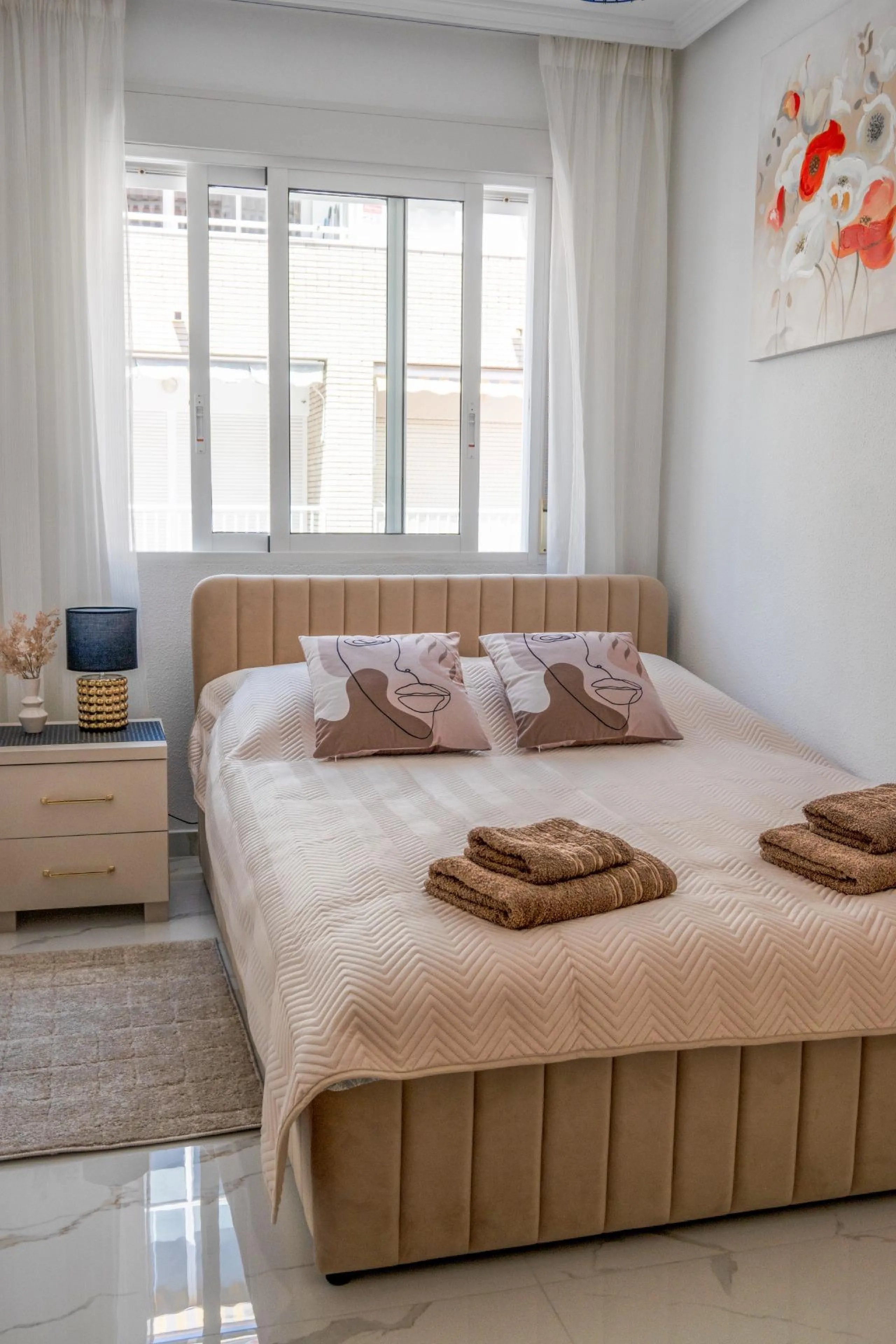 Amplio apartamento recién reformado en uno de los barrios más demandados de Torrevieja — Playa del Cura, a solo 100 metros de la playa.