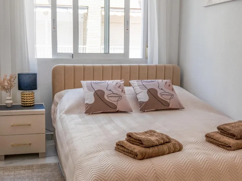 Amplio apartamento recién reformado en uno de los barrios más demandados de Torrevieja — Playa del Cura, a solo 100 metros de la playa.